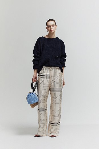 L`H.A.S CHUNKY SOFT BOUCLE BACK HOLE SWEATER_NAVY | 신세계V