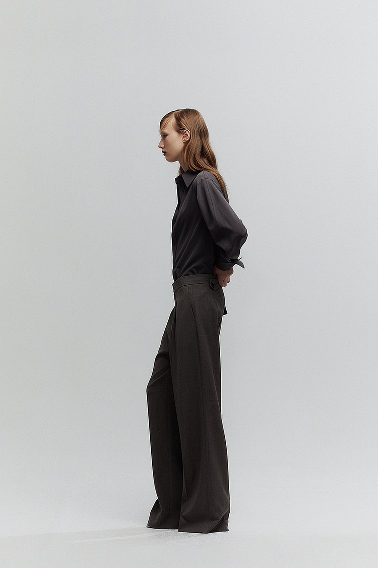 L`H.A.S(르하스) [DE BASE] GENDERLESS RELAX-RISED BACK TAP PANTS_KHAKI | 신세계V