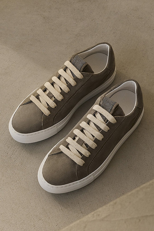 SHOES &\nSNEAKERS