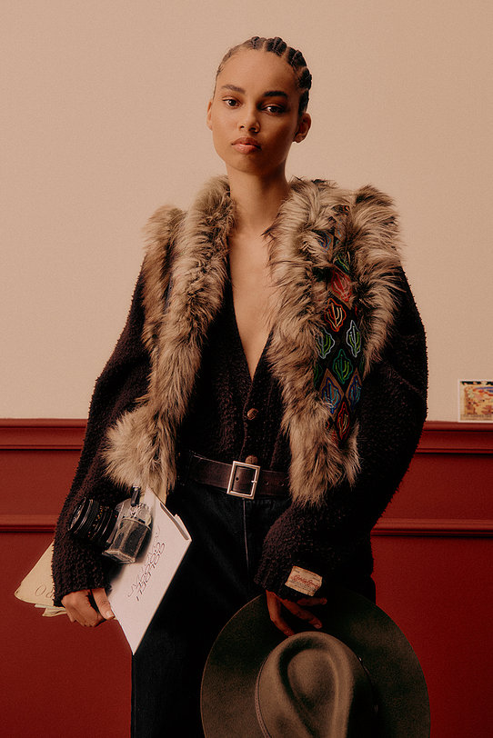WOMEN \n CLOTHING