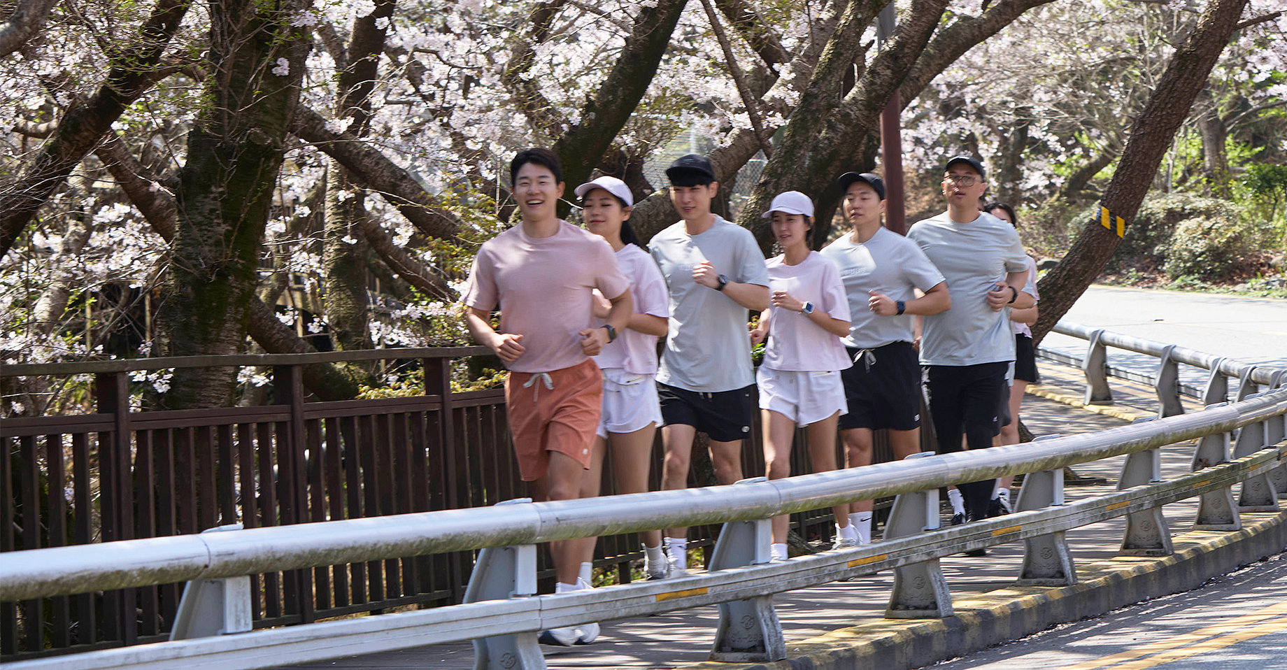 바다를 따라 \n 만끽한 봄