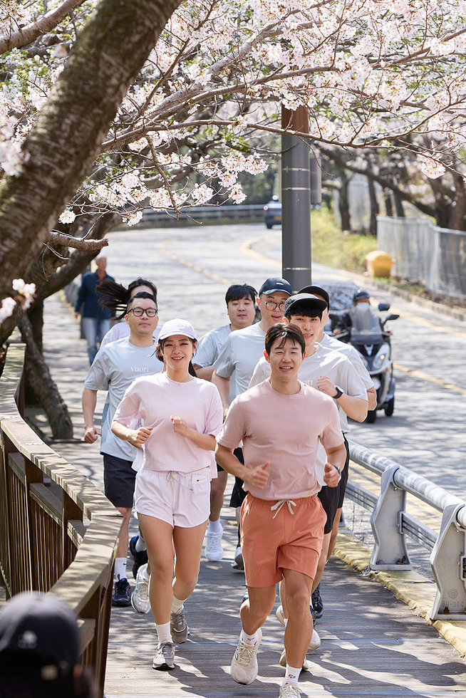 바다를 따라 \n 만끽한 봄