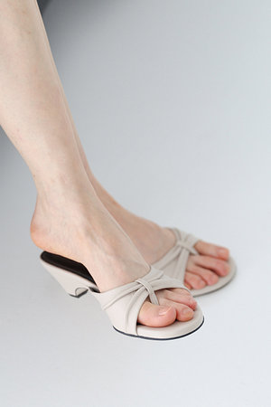 ROIERE(로이에르) Ruched Ring Sandal_R26062_ivory | 신세계V