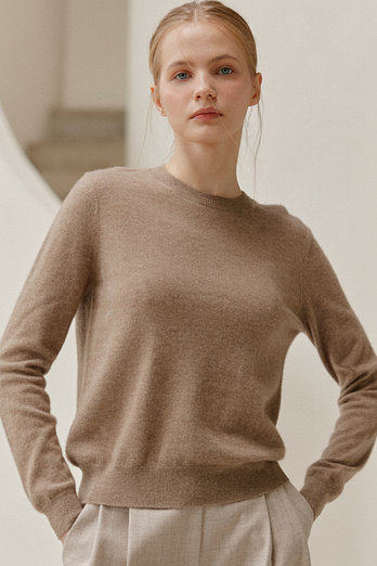 JE NE SAIS QUOI [100% Cashmere]  시그니처 크루넥 캐시미어 풀오버_ 모카 | 신세계V