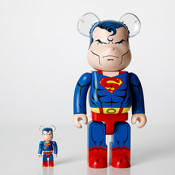 KINKIROBOT 킨키로봇 400%+100% 베어브릭 슈퍼맨  베트맨 허쉬 버전 (2209018) | 신세계V