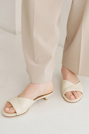 ROIERE(로이에르) Twist Mule Sandal_R26051_ivory | 신세계V