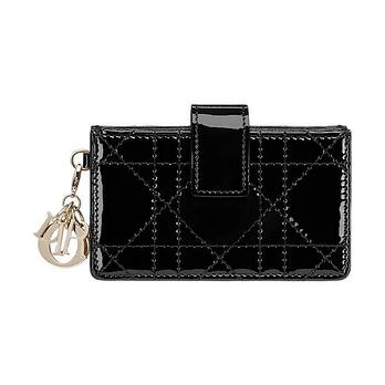 CHRISTIAN DIOR 디올 레이디 5 포켓 카드 홀더 페이턴트 까나쥬 카프스킨 블랙 S0074OVRB_M900 50556930 | 신세계V
