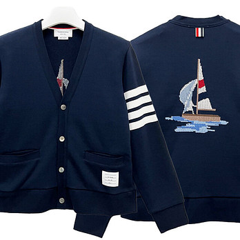 THOM BROWNE [명품] 26FW 톰브라운 사선 완장 4바 루프백 보트 자수 가디건 네이비 MJT582E 00535 415 50993842 | 신세계V