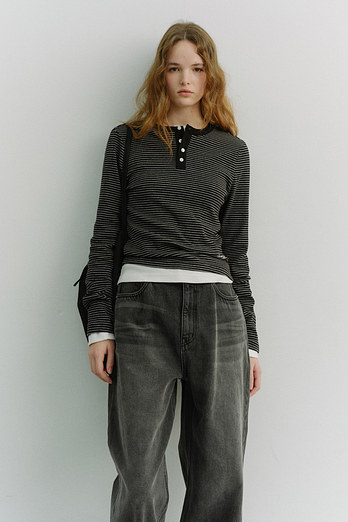 DUNST UNISEX HENLEY-NECK T-SHIRT BLACK STRIPE_UDTS6A109G3 | 신세계V