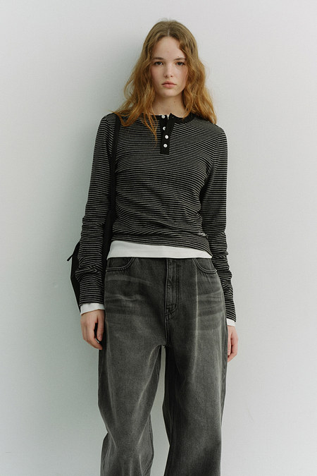 DUNST UNISEX HENLEY-NECK T-SHIRT BLACK STRIPE_UDTS6A109G3 | 신세계V