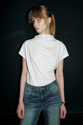 L`H.A.S ASYMMETRIC DRAPE MOCK NECK T-SHIRT_IVORY | 신세계V
