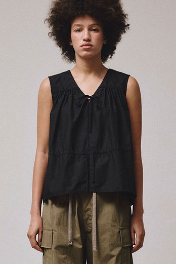 VIS A VIS SLEEVELESS LACE TRIMMED GATHERED BLOUSE (BLACK) | 신세계V