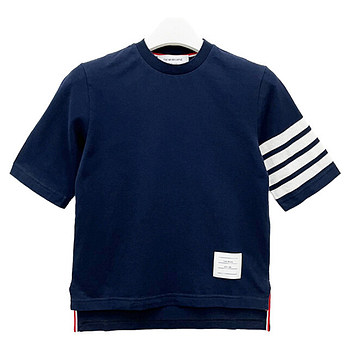 THOM BROWNE [명품] 26FW 톰브라운 사선 4바 완장 반팔티 네이비 FJS102G 07862 415 50993847 | 신세계V