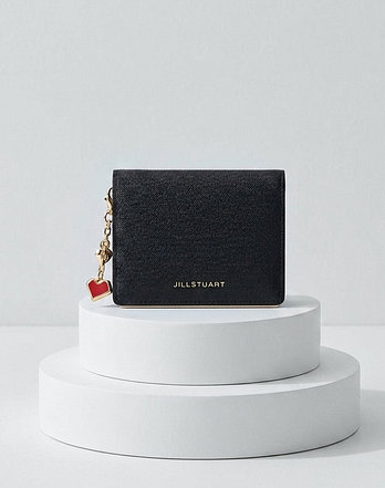 JILLSTUART NEW YORK WOMEN 질스튜어트 뉴욕 액세서리 [LILY] 지폐수납가능 블랙 소가죽 2단 반지갑  (JAWA6E055BK) | 신세계V