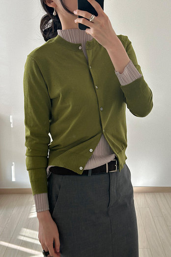 JE NE SAIS QUOI [솔비 착용] [에센셜] 캐시미어 라이트 크루넥 가디건_올리브 | 신세계V