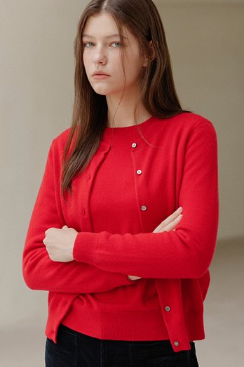 JE NE SAIS QUOI [유민주 착용] [100% Cashmere] 시그니처 크루넥 캐시미어 가디건_ 레드 | 신세계V
