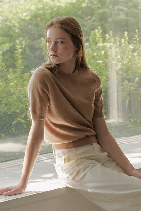 JE NE SAIS QUOI [100% Cashmere] 시그니처 크루넥 반팔 캐시미어 니트_ 베이지 | 신세계V