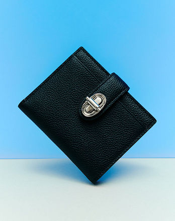 JILLSTUART NEW YORK WOMEN 질스튜어트 뉴욕 액세서리 [AUBE][지폐수납가능] 블랙 가죽 오브 장식 베루형 지갑  (JAWA6E004BK) | 신세계V