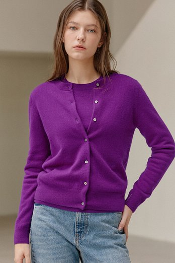 JE NE SAIS QUOI [100% Cashmere] 시그니처 크루넥 캐시미어 가디건_ 퍼플 | 신세계V