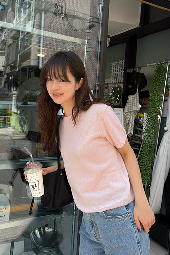 JE NE SAIS QUOI [솔비 착용] 시어 캐시미어 블렌디드 크루넥 반팔 니트_페일핑크 | 신세계V