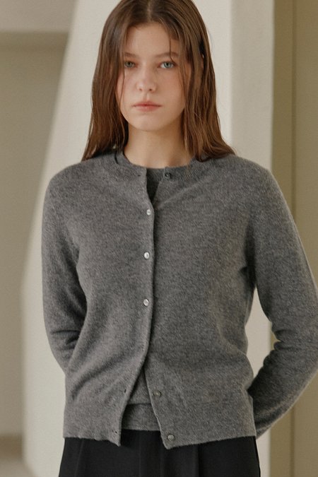 JE NE SAIS QUOI [리오더] [100% Cashmere] 시그니처 크루넥 캐시미어 가디건_ 차콜 | 신세계V