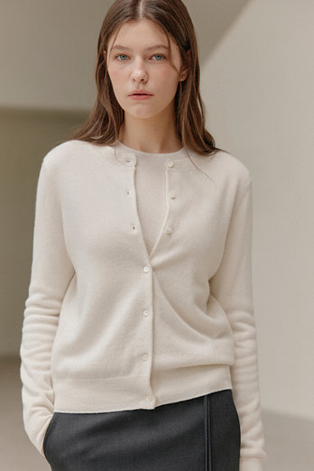 JE NE SAIS QUOI [리오더] [100% Cashmere] 시그니처 크루넥 캐시미어 가디건_ 아이보리 | 신세계V