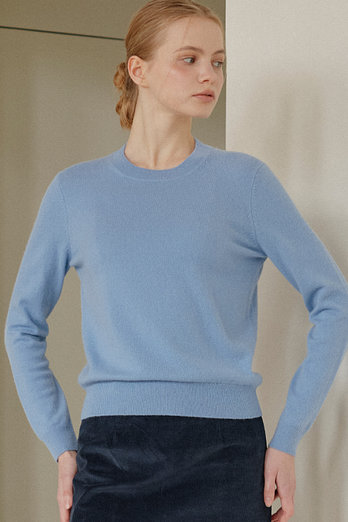 JE NE SAIS QUOI [100% Cashmere]  시그니처 크루넥 캐시미어 풀오버_ 스카이블루 | 신세계V