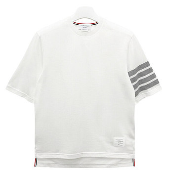 THOM BROWNE 26FW 톰브라운 사선 완장 4바 반팔티 화이트 MJS168G 07862 100 50993843 | 신세계V