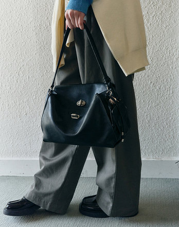 JILLSTUART NEW YORK WOMEN 질스튜어트 뉴욕 액세서리 [AUBE] 가죽 오브 장식 숄더백 M 블랙 (JABA6F103BK) | 신세계V