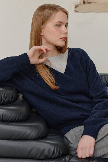 JE NE SAIS QUOI [100% Cashmere] 루즈핏 브이넥 캐시미어 니트_ 네이비 | 신세계V