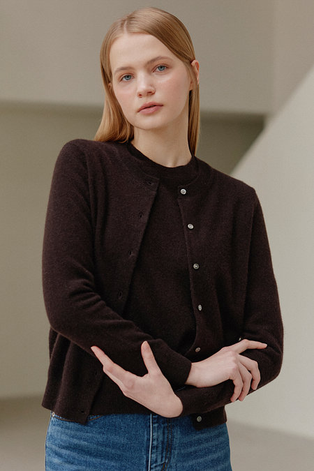JE NE SAIS QUOI [100% Cashmere] 시그니처 크루넥 캐시미어 가디건_ 다크브라운 | 신세계V