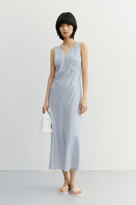 DUNST SLEEVELESS PATTERNED DRESS SOFT BLUE_UDDR6B224B1 | 신세계V