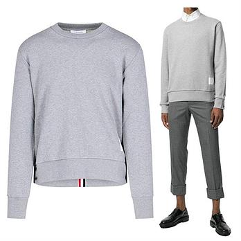 THOM BROWNE 톰브라운 니그니처 백 삼선 맨투맨 MJT085A 03377 055 | 신세계V