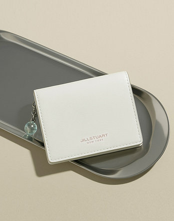 JILLSTUART NEW YORK WOMEN 질스튜어트 뉴욕 액세서리 아크릴볼아이보리 로고배색 소가죽 2단 반지갑  (JAWA6F922I2) | 신세계V