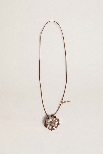 GOLDEN GOOSE KOREA [공식 스토어] 골든구스  공용 레더 플라워 참 GUA00773 A000765 83144 | 신세계V