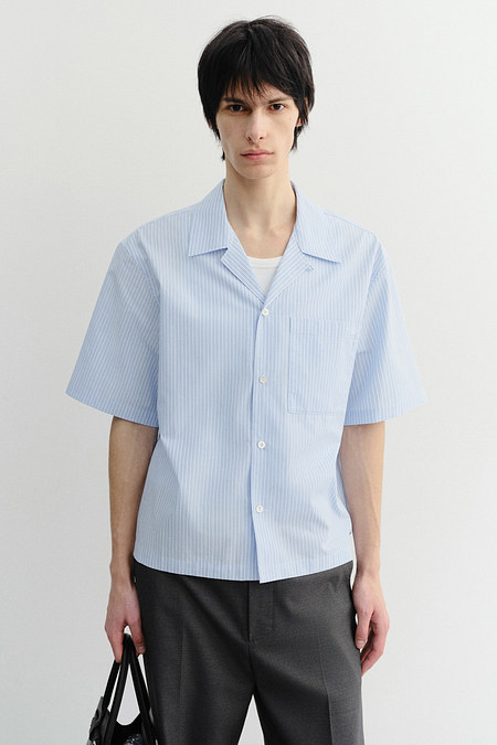 DUNST CROPPED OPEN COLLARED STRIPED SHIRT SOFT BLUE STRIPE_M_UDSH6B321B1 | 신세계V