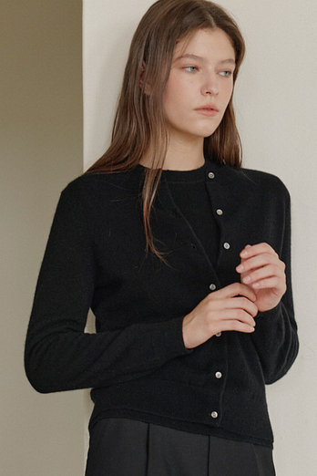 JE NE SAIS QUOI [유민주 착용] [100% Cashmere] 시그니처 크루넥 캐시미어 가디건_ 블랙 | 신세계V