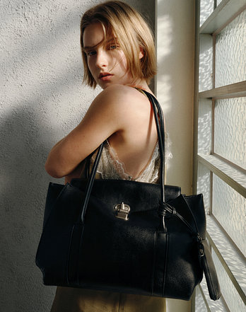 JILLSTUART NEW YORK WOMEN 질스튜어트 뉴욕 액세서리 AUBE 가죽 오브 장식 롱숄더 M 블랙  (JABA6E104BK) | 신세계V