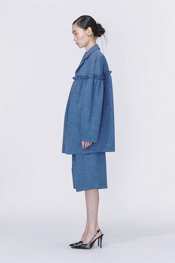 MUNN OVERSIZED HALF AND HALF HORIZONTAL RUFFLE 3-BUTTON BLAZER | 신세계V