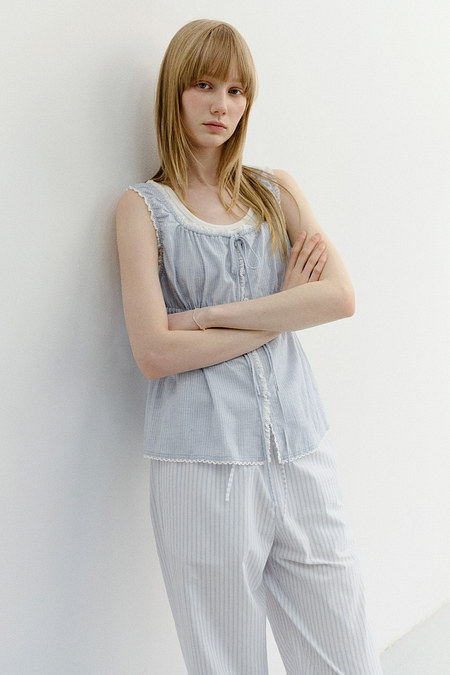 DUNST SHIRRING SLEEVELESS BLOUSE SOFT BLUE STRIPE_UDBL6B228B1 | 신세계V