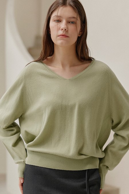 JE NE SAIS QUOI [100% Cashmere] 루즈핏 브이넥 캐시미어 니트_ 세이지그린 | 신세계V
