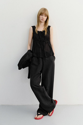 DUNST SHIRRING SLEEVELESS BLOUSE BLACK_UDBL6B228BK | 신세계V