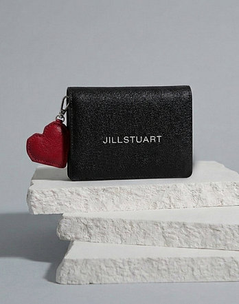 JILLSTUART NEW YORK WOMEN 질스튜어트 뉴욕 액세서리 [PAPER] 블랙 로고 포인트 소가죽 2단 반지갑  (JAWA6F301BK) | 신세계V